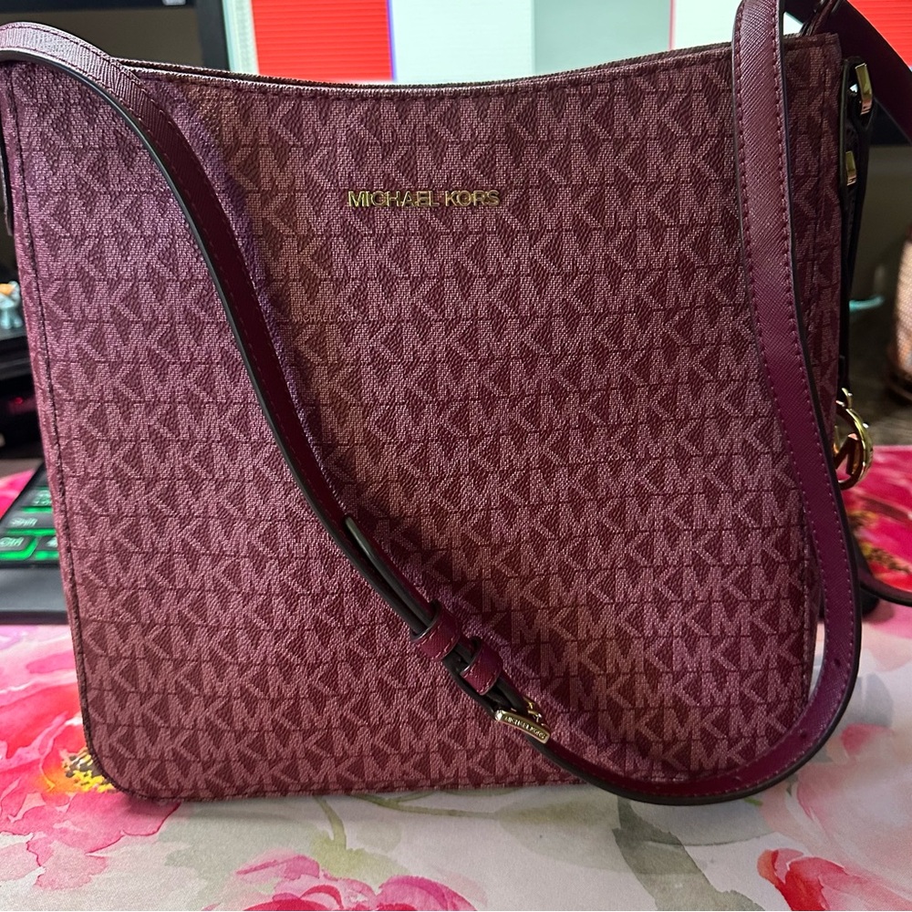 Like new Micheal Kors crossbody